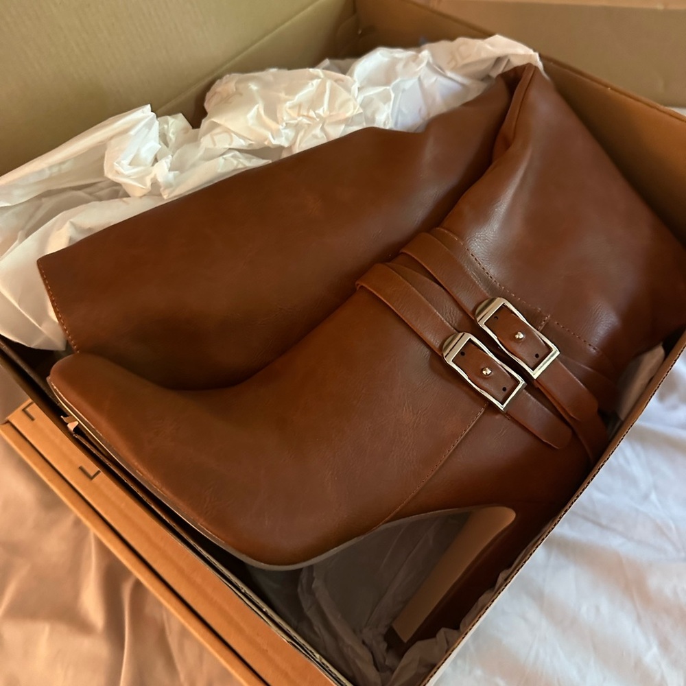 NWT Brown Leather Women's Boots SIZE 8.5